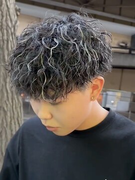 エルマーク 梅田(L-MARK) スパイラルパーマツイストパーマアップバング短髪メッシュ