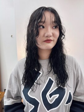 シー(thee) 黒髪×ロングふわふわパーマ