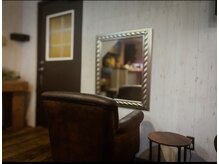 ロム 札幌大通(LOM)の雰囲気（リピーターが絶えない一人がけアンティークチェア＊メンズカット）