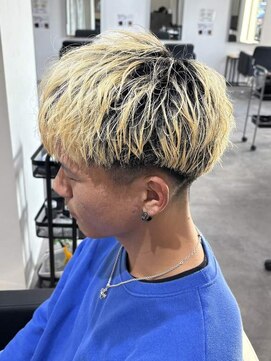 ヒュイル バイ ニアウ(Hwyl by Niau) メンズカットカラーブリーチ刈り上げフェードマッシュショート