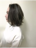 赤味を消したグレージュ