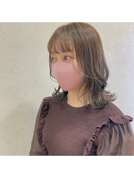 ウイバイファースト(u'i by first) ≪ぱっつんミディアム≫柔らかいミルクティグレージュ