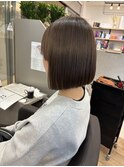 オリーブカラー 大人ボブ 切りっぱなし 艶ボブ 縮毛ボブ
