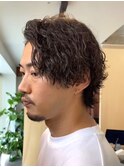 大人の波巻きスパイラルパーマミディアムロングメンズカットヘア