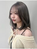 ミディアムヘアのシルバーグレージュ10代20代30代
