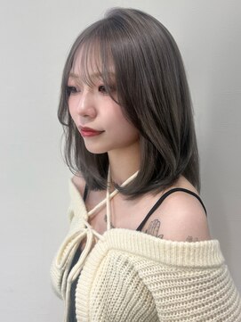ビューシンサイバシ(VIEW SHINSAIBASHI) ミディアムヘアのシルバーグレージュ10代20代30代