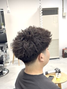 シンディ(Shindy) ピンパーマ×スパイキーショート×テーパーフェード