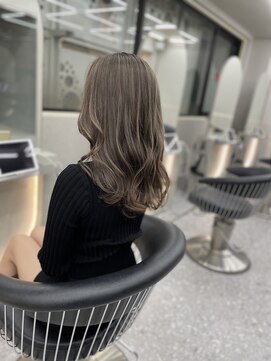 ロンドメリア 天神大名店(Lond Melia) ★斜めバングミディアムヘアグレージュカラーシルキーベージュ★