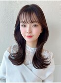 後れ毛が可愛い顔周りハイレイヤーロングチェリーブラウン