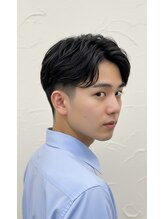 マニッシュ(Mannish) メンズ２ブロックコンマヘアセンターパート刈り上げフェード