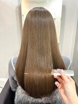カミエ(kamie) ロングヘアを上品なブラウンカラーに仕上げた大人っぽいスタイル