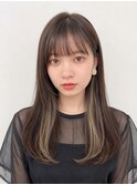 イヤリングカラーで楽しむ大人可愛いロング