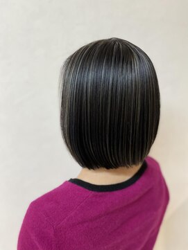 リア(Lia by KENJE) マチルダボブ　ハイライトで魅せるワンレンボブ！