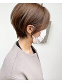 明るいベージュブラウン×くびれショートで大人っぽく
