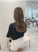 ロングヘアハイライトカラー明るめミルクティーベージュ