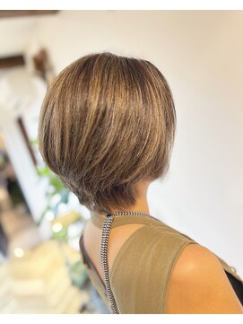 サーティーン(THIRTEEN) ハイライト、ローライトでメリハリショート(30代、40代)