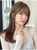 レイヤーカット×くすみベージュで大人可愛い透明感ヘア
