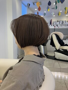 サロン ド コワフュールシェ トモ(salon de coiffure chez tomo) ショートボブスタイル