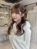 ユヌ(Une) ピンクブラウンカラーくるみちゃんヘアアレンジヘアセットロング