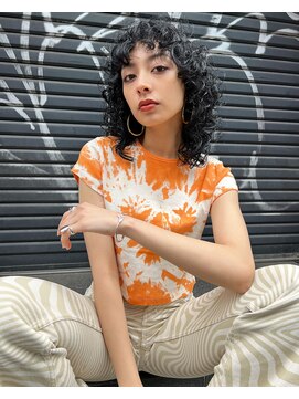 アデ オモテサンドウ(ade omotesando) レイヤーボブとボリュームのあるカールで作るヒッピースタイル