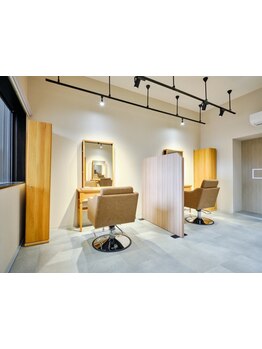 長岡エリアでは希少な半個室をご用意。清潔感とゆったり解放感のある空間で、特別なサロンタイムをご提供。