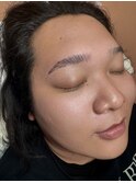 キリッと仕上がってる平行眉