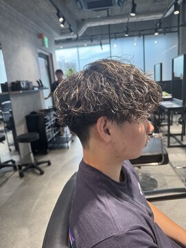 スタッド 松戸(stud. Men‘s) 刈り上げラウンドマッシュ×ハイライトカラー×波巻きパーマ