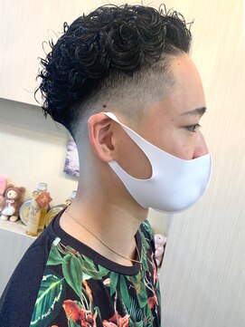ビュー トウキョウ(VIEW TOKYO) スキンフェード×サイドパート×刈り上げ×スパイラルパーマ