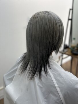 シェルバレイ(Shell Valley) ブラックとシルバーのツートーンウルフボブ