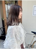 柔らかいベージュとグレージュ の間