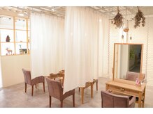 席ごとにカーテンの仕切り有♪ ２階店舗のuniは目線が気にならないようにインテリアでカバーしています♪