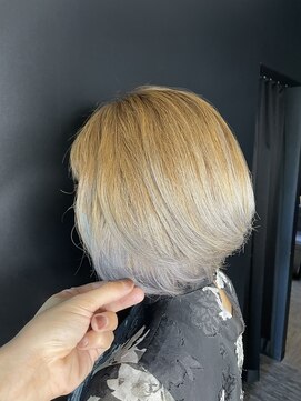 サローネデ アグスティナ バイ サンバンチ(salones de agustina by sanbanchi) 【明石大久保】外国人風カラー/グレイカラー/ショートボブ