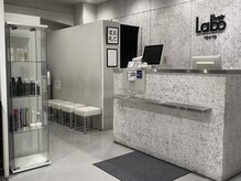 銀座ラボ 千葉店(LA BO)の雰囲気（受付と待合席（千葉駅/髪質改善カラー/ヘッドスパ））