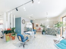 リーヴァ プラス(RIVA +)の雰囲気（南国のカフェにいるような、ゆったりとくつろげる空間です♪）