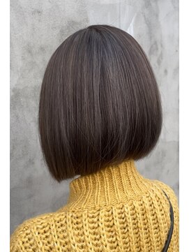 ハイライト×前下がりボブ