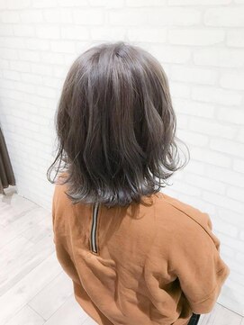 ヘアメイク シュシュ(Hair make chou chou) グレー系Wカラーの3Dカラー外ハネボブ【chou-chou 北林夏実】