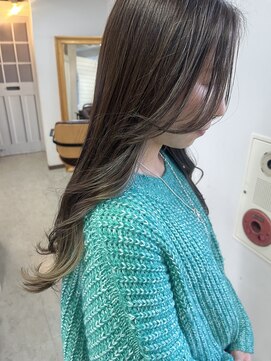 ラビリンス(Labyrinth) ロングヘアのさりげないインナーカラー