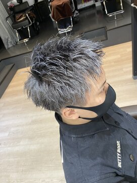 チェレ 新金岡店(Chere) シルバーグレージュ×短髪×刈り上げウルフカット