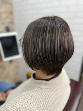 ハサミバイアトリエナガノ 千葉(8sami by atelier nagano) ショートボブ/センターパート/ツヤ髪/グラデーション/イヤリング