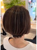 大人ショート×白髪ぼかしハイライト