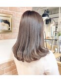 大人可愛くなれるプラチナアイスグレージュ。