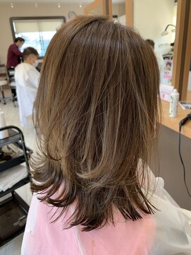 リアン(Lien) くびれミディアムレイヤー×透明感スモーキーベージュ