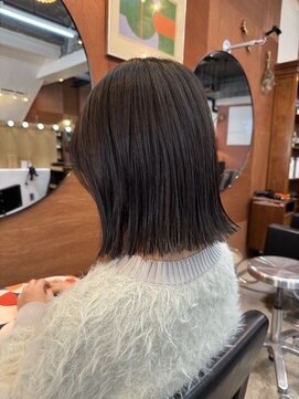 チャプター 問屋町(chapter) 透明感ケアカラーオリーブグレージュ切りっぱなしタッセルボブ