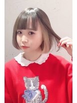 ピチカート(pizzicato) ショートボブ、インナーカラー、ミルクベージュonグレージュ