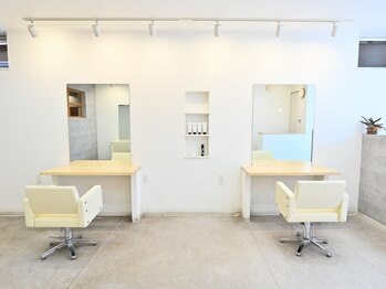 ヘア サロン ヤマシロ(HAIRSALON YAMASHIRO)の写真/白基調のシンプルで4席のみのプライベートサロン♪話しやすいスタイリストがお悩みをなんでも聞きます！