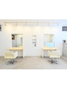白基調のシンプルで4席のみのプライベートサロン♪話しやすいスタイリストがお悩みをなんでも聞きます！
