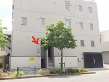 外観。赤いのところ階段をおりた半地下に入口があります。