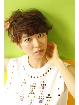 ブーケ(BOUQUET) ポイントにハイライトを入れたクセ毛風ショートです。