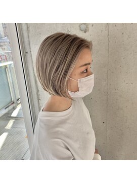 ラダ(Lada) ボブ×くすみカラー×ミルクティベージュ