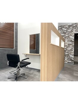 表参道の有名サロン出身の実力派スタイリストが、あなたのお悩みを解決へと導きます。半個室もございます◎